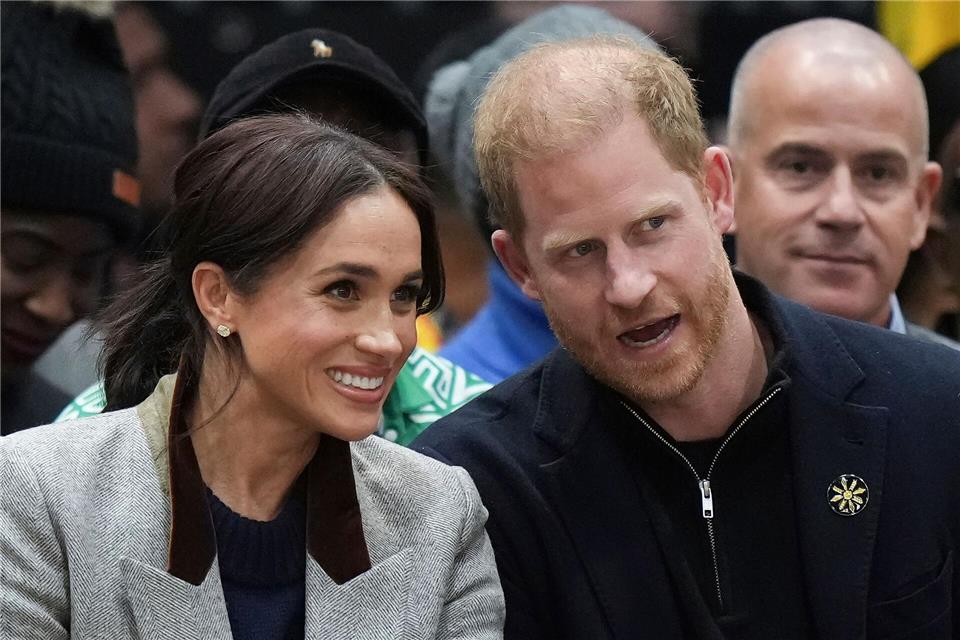 Royale Versöhnung: Harry mit den Kindern in London? Bald wieder gemeinsam in London? Meghan und Harry - hier beim Besuch eines Rollstuhlbasketballspiels im Februar im kanadischen Vancouver. (Archivbild)Darryl Dyck/The Canadian Press via AP/dpa