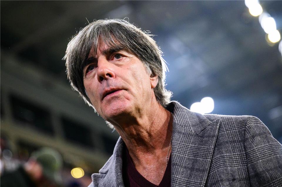 Bald wieder im Stadion an der Seitenlinie? Joachim Löw reagiert auf ein Gerücht. (Archivbild)Tom Weller/dpa