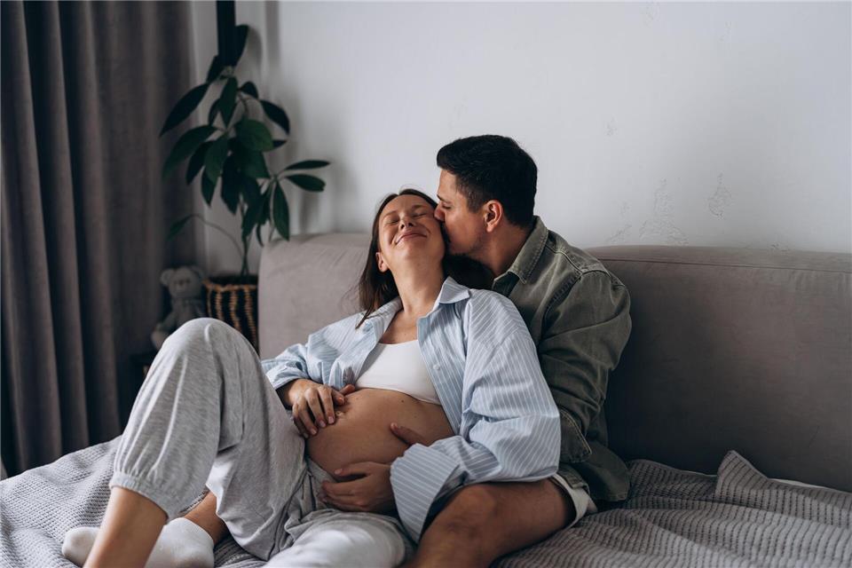 Bald zu dritt, aber vorher noch etwas Spaß zu zweit? Eine Schwangerschaft verändert das Sexleben. picture alliance / Westend61