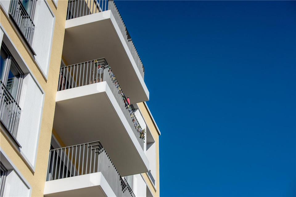 Balkon im Sicherheitscheck: Kisten, Stühle und Tische weg von der Brüstung, damit Kinder nicht hochklettern können.picture alliance / dpa-tmn