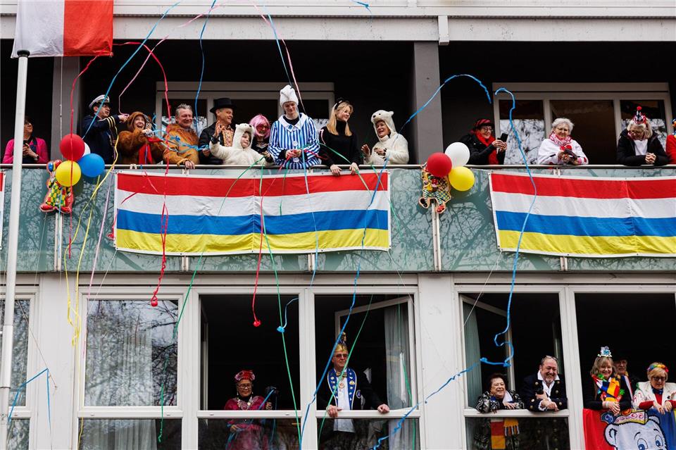 Balkone an der Zugstrecke sind an Rosenmontag stets sehr beliebt. Hannes P. Albert/dpa