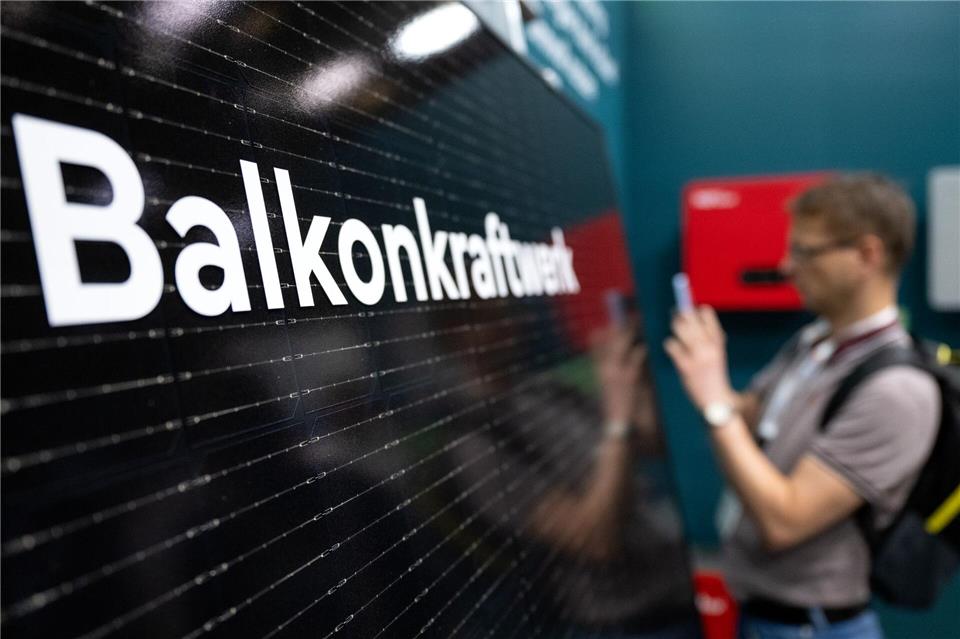 Balkonkraftwerke können nicht ohne Zustimmung des Vermieters installiert werden. (Archivbild)Sven Hoppe/dpa