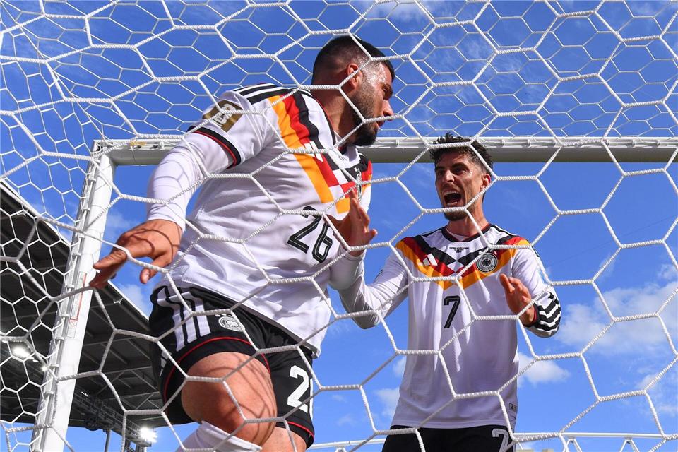 Ball und Schütze im Tor. Kai Havertz läuft jubelnd zu Deniz Undav (l). Tom Weller/dpa