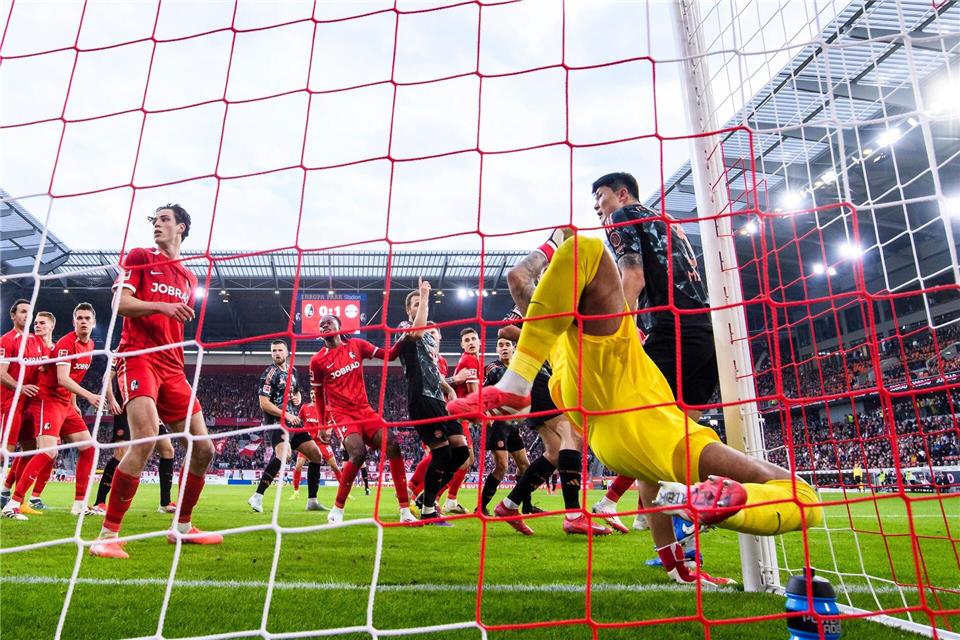 „Tierisch aufgeregt“: Freiburger Ärger über Bayern-Tor Ball und Torwart im Netz: Das 2:0 der Bayern sorgt auf Freiburger Seite für Ärger.Tom Weller/dpa