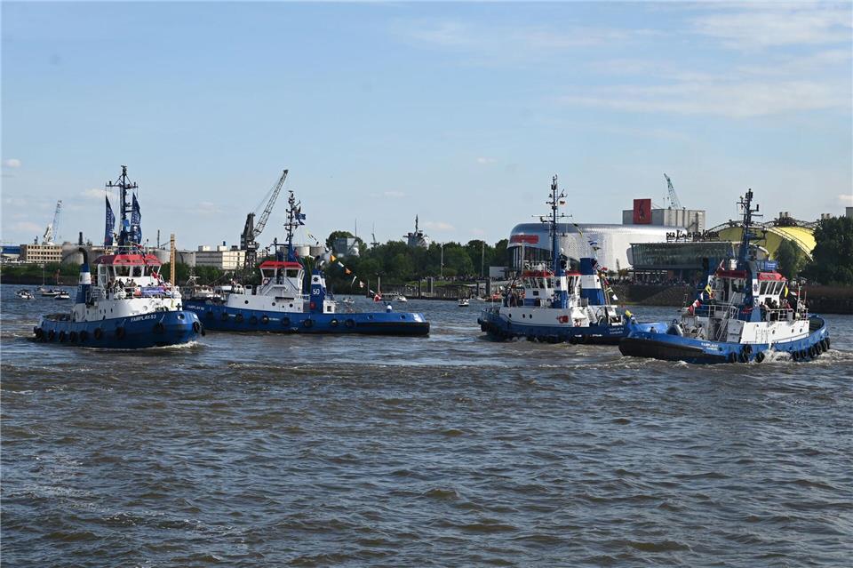 Ballerinen aus Stahl: Das „Schlepperballett“ beim Hamburger Hafengeburtstag findet immer ein großes Publikum.   David Hammersen/dpa