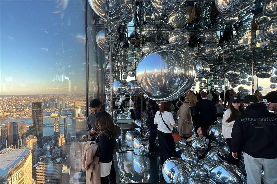 Teure beste Aussicht - New Yorks Wolkenkratzer im Wettbewerb Ballons über Manhattan.Benno Schwinghammer/dpa