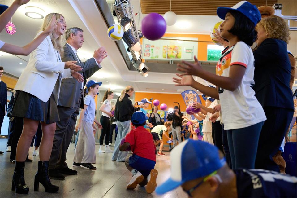 Ballspiele im Schulalltag: Auch die drei Gäste Ministerpräsident Söder, Kultusministerin Stolz und Gesundheitsministerin Gerlach machen mit.Peter Kneffel/dpa