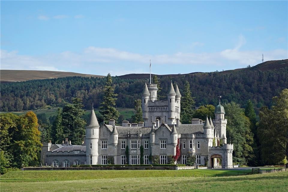 Balmoral Castle ist eine der Residenzen der königlichen Familie, in der Königin Elizabeth II. traditionell die Sommermonate verbrachte.