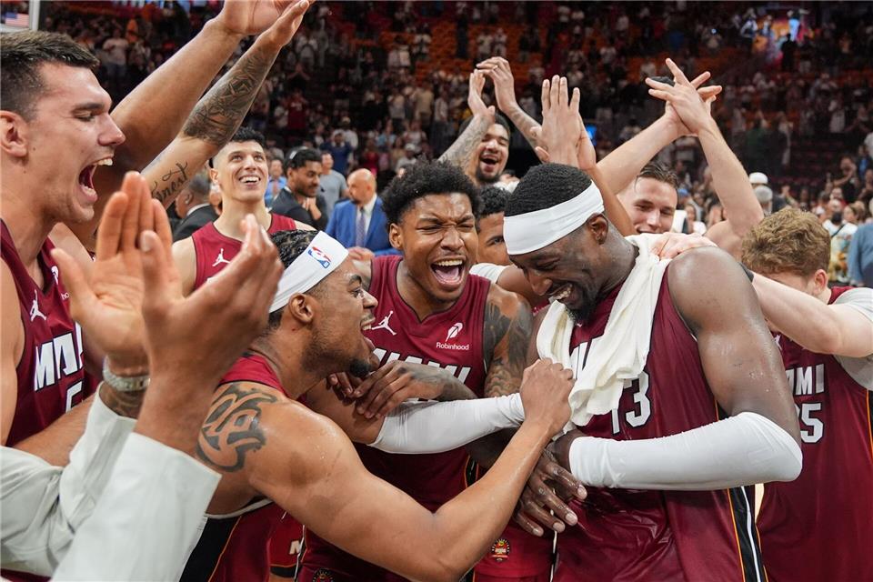 Bam Adebayo (rechts) wurde von Fans und Mitspielern für seine 83 Punkte gefeiert.Rebecca Blackwell/AP/dpa