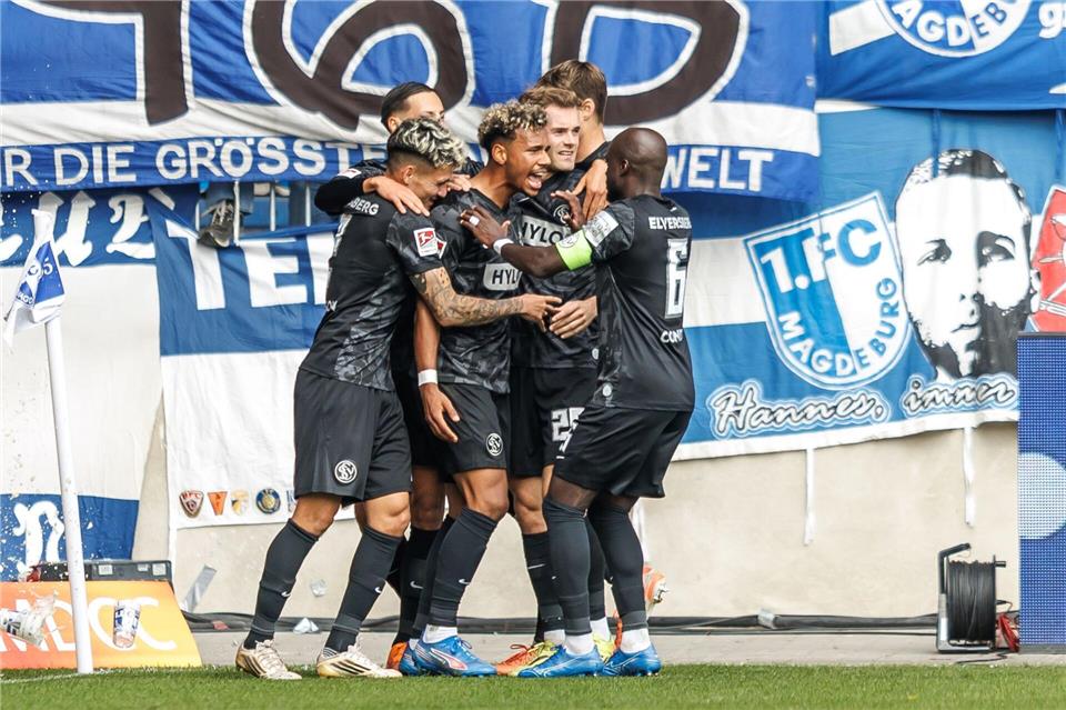 Bambase Conte (3.v.l) trifft zum 1:0 für Elversberg beim 1. FC Magdeburg. Andreas Gora/dpa