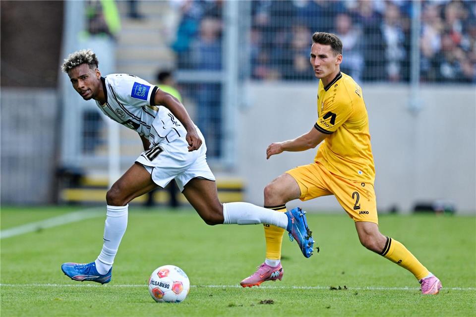 Abwehrschlacht nicht belohnt: Dynamo „nur“ 2:2 in Elversberg Bambasé Conté (l, SV 07 Elversberg) und Konrad Faber (Dynamo Dresden) kämpfen um den Ball.Uwe Anspach/dpa