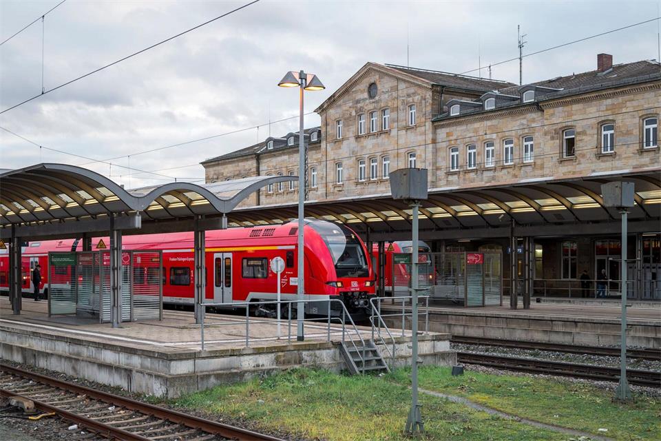 Bamberg will seinen historischen Bahnhof im Zuge des Bahnausbaus sanieren und modernisieren. (Archivbild)Daniel Vogl/dpa