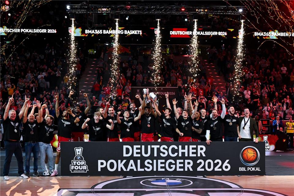 Bambergs Basketballer feiern den Pokalsieg.Sven Hoppe/dpa