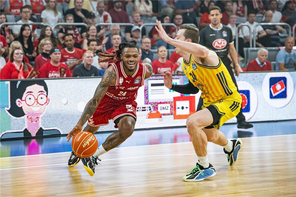 Bambergs Cobe Williams versucht an Albas Justin Bean vorbei zu ziehenDaniel Löb/dpa