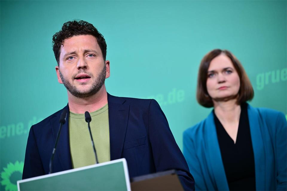 Banaszak sagte, er habe keinen Grund daran zu zweifeln, dass Elif Eralp nicht klar aufgestellt sei. Sebastian Gollnow/dpa