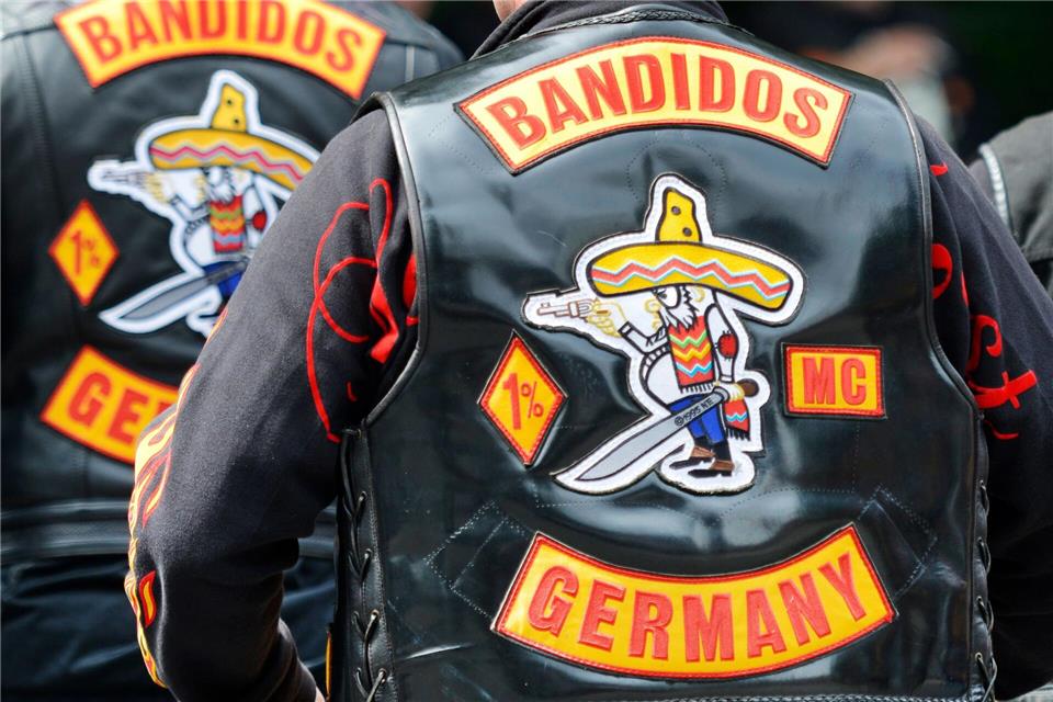 „Bandidos Germany“ steht auf dem Rücken von Westen, die Mitglieder des seit 2021 verbotenen Motorradclubs „Bandidos“ tragen. Einige von ihnen sollen zu den „Hells Angels“ gewechselt sein. (Archivfoto)Marius Becker/dpa