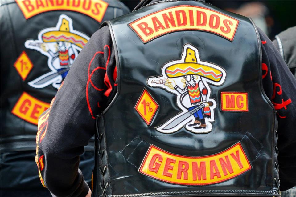 „Bandidos Germany“ steht auf dem Rücken von Westen, die Mitglieder des seit 2021 verbotenen Motorradclubs tragen. (Archivfoto)Marius Becker/dpa