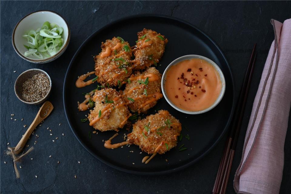 Bang Bang Chicken für den Ofen: Food-Bloggerin Julia Uehren hat das Gericht so abgewandelt, dass es nicht frittiert werden muss. Julia Uehren/loeffelgenuss.de/dpa-tmn