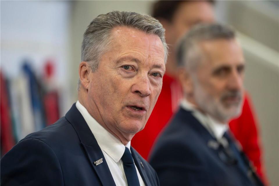 Banger Blick nach Mailand: Eishockey-Bundestrainer Harold KreisPeter Kneffel/dpa