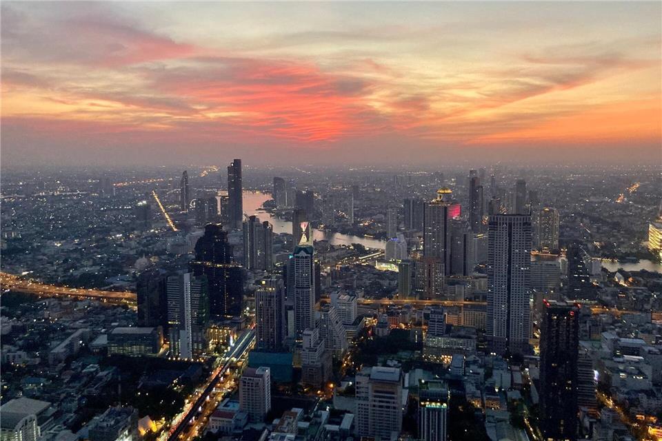 Bangkok von oben bei Sonnenuntergang: Blick vom mehr als 300 Meter hohen Wolkenkratzer King Power Mahanakhon.Carola Frentzen/dpa
