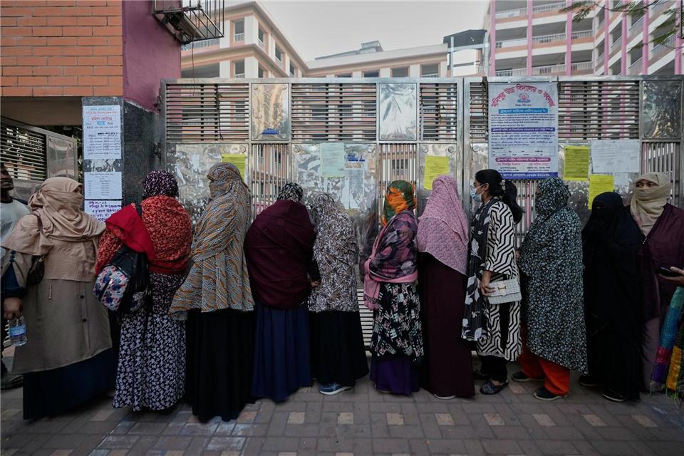 Bangladeschische Frauen stehen in einer Schlange, um ihre Stimme in einem Wahllokal abzugeben. Anupam Nath/AP/dpa