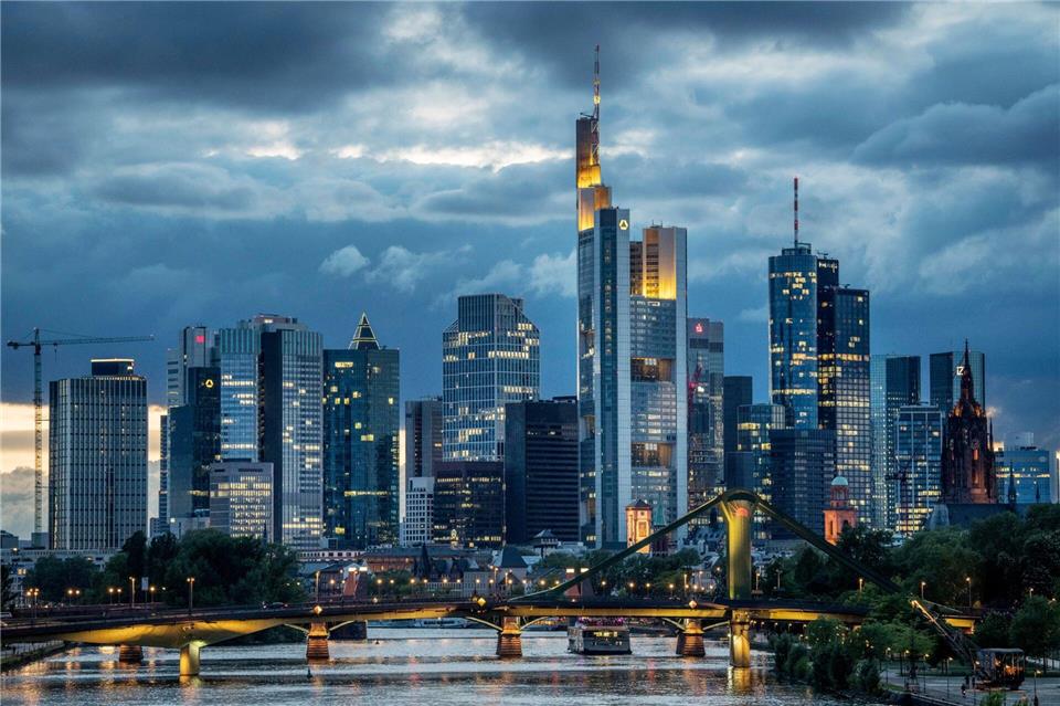 Banken halten sich wegen der Wirtschaftsflaute mit Krediten zurück. (Symbolbild)Boris Roessler/dpa/dpa-tmn