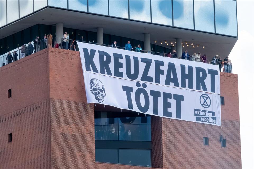 Große Pötte, Feuerwerk, Kritik - Hamburger feiert Kreuzfahrt Banner an der Elbphilharmonie während der Cruise Days - Aktivisten haben in den vergangenen Tagen mehrfach gegen die Kreuzschifffahrt protestiert.Bodo Marks/dpa