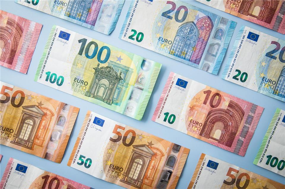 Bar Erspartes bei der Geldanlage splitten oder am Stück investieren? Das hängt ganz vom jeweiligen Anlagehorizont ab.Christin Klose/dpa-tmn