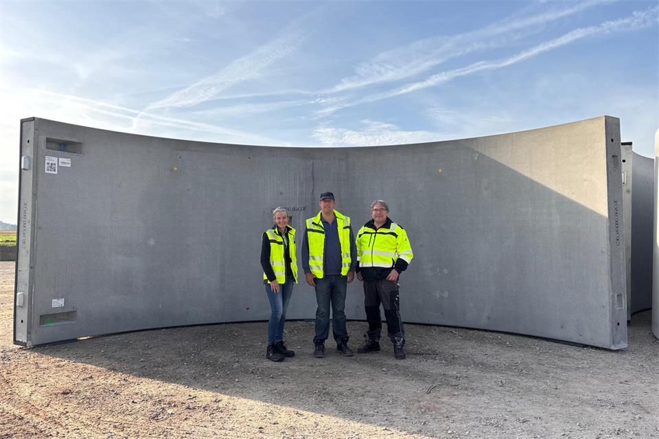 Barabara Hillejan, Andreas Böggering und Michael Roßkamp, Geschäftsführer der Dorenfeld Wind GmbH.