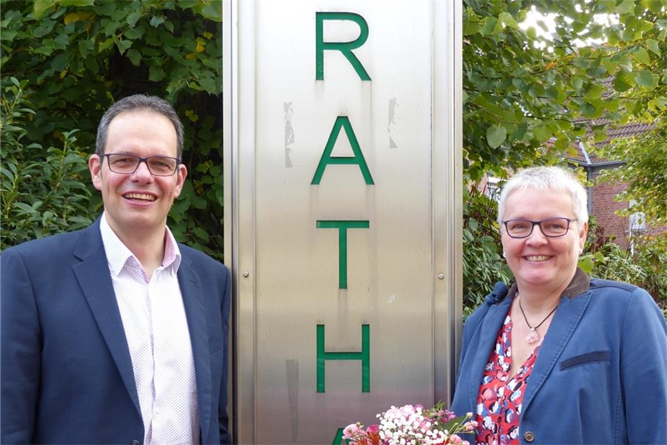 Barbara Bietenbeck-Emmert und Bürgermeister Andreas Grotendorst vor dem Raesfelder Rathaus.
