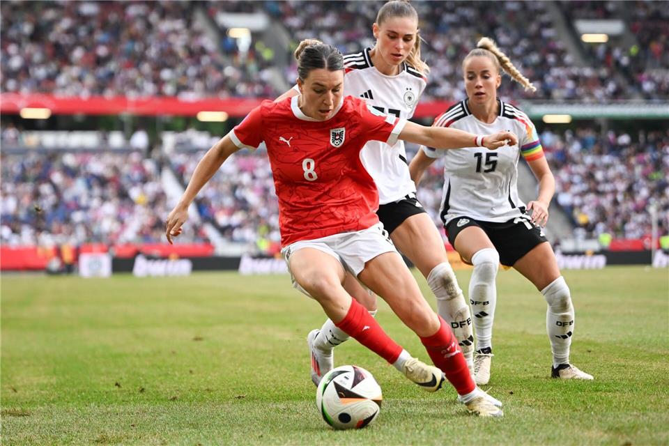 Barbara Dunst (vorne) freut sich auf das Spitzenspiel. (Archivbild)Sebastian Gollnow/dpa