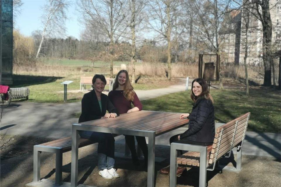 Barbara Kraß, Svenja Hörnemann und Josephine Kißmer (v. l.) testen die neue Sitzgruppe.