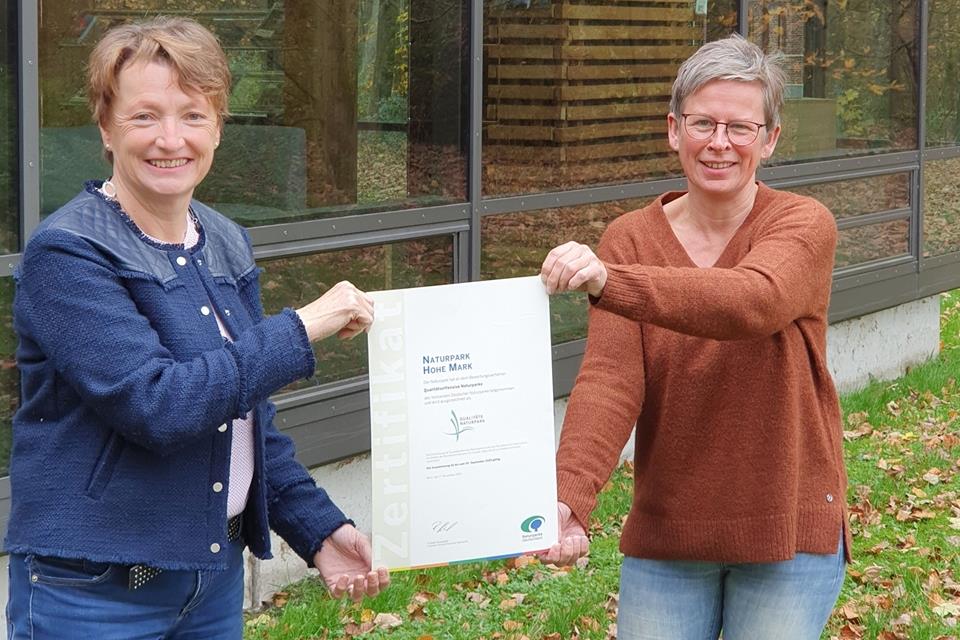 Barbara Kraß und Geschäftsführerin Dagmar Beckmann (rechts) freuen sich über die Auszeichnung.