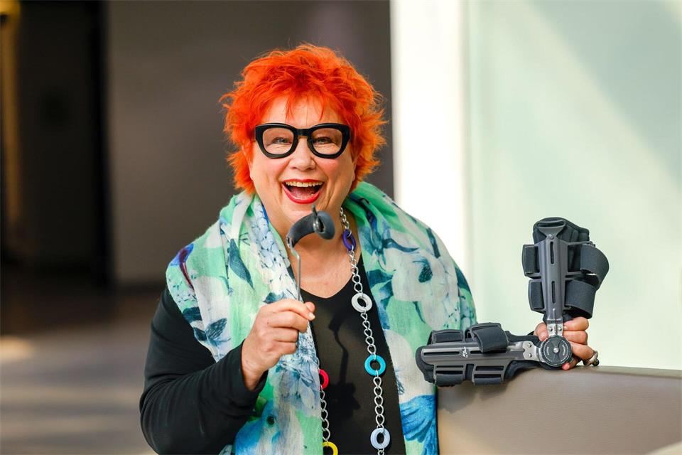 Barbara Salesch trug bei ihrem TV-Dreh eine sogenannte Orthese - heute kann sie darüber lachen.Thomas Banneyer/dpa