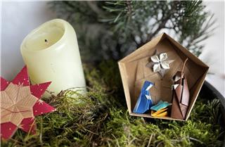 Barbara Walier faltet mit der Kunst von Origami Sterne, Krippen und Nikoläuse