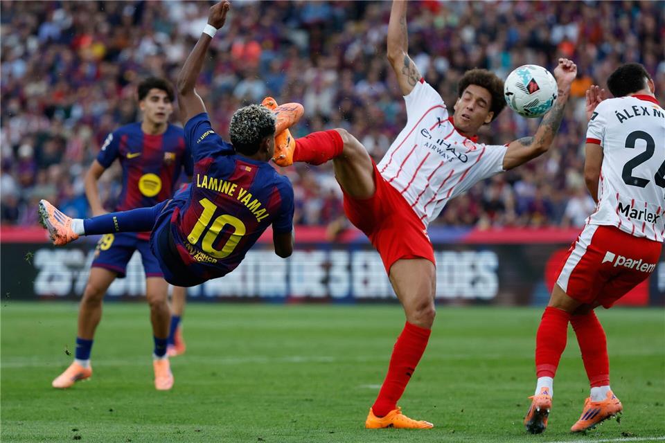 Barcelona mit Lamine Yamal (l) siegte gegen Girona mit dem früheren Dortmunder Axel Witsel.Joan Monfort/AP/dpa