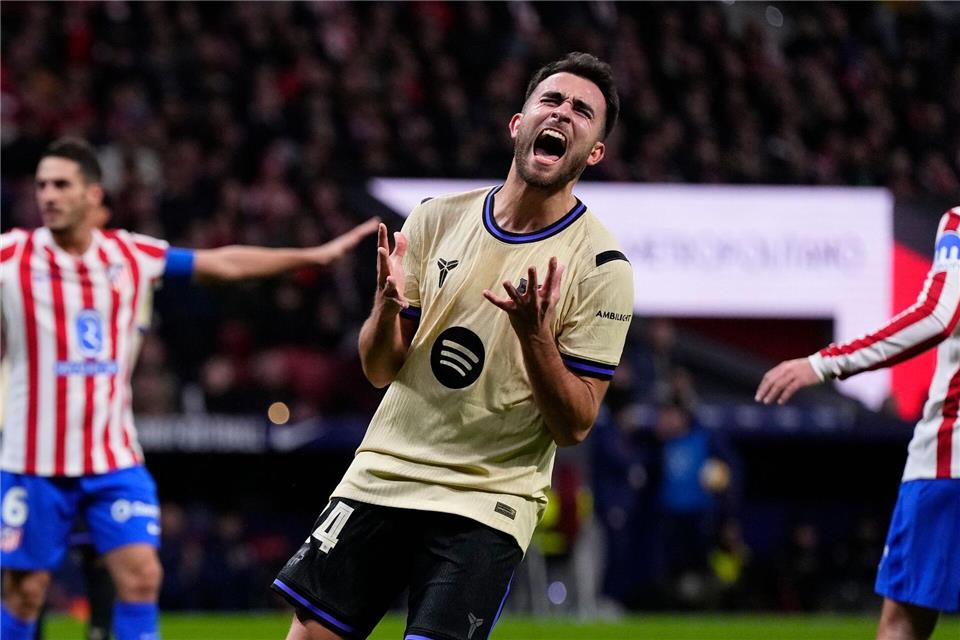 Barcelonas Eric Garcia hadert mit der Leistung seiner Mannschaft.Manu Fernandez/AP/dpa