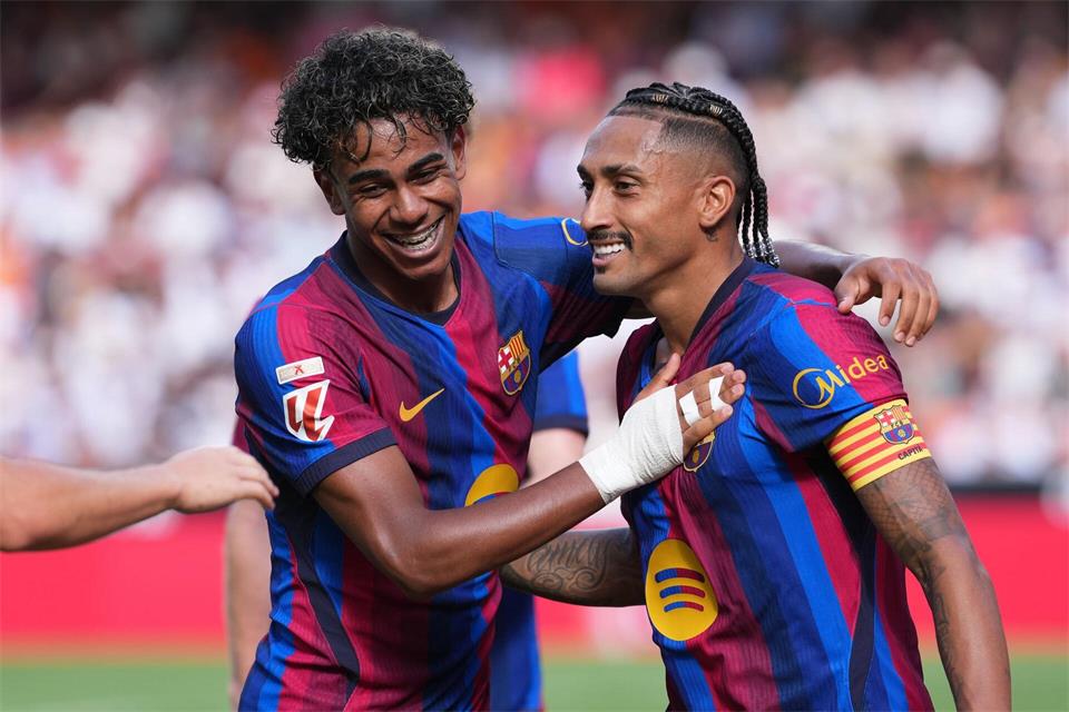 Barcelonas Lamine Yamal (l) und Raphinha feiern den nächsten Sieg.Alberto Saiz/AP/dpa