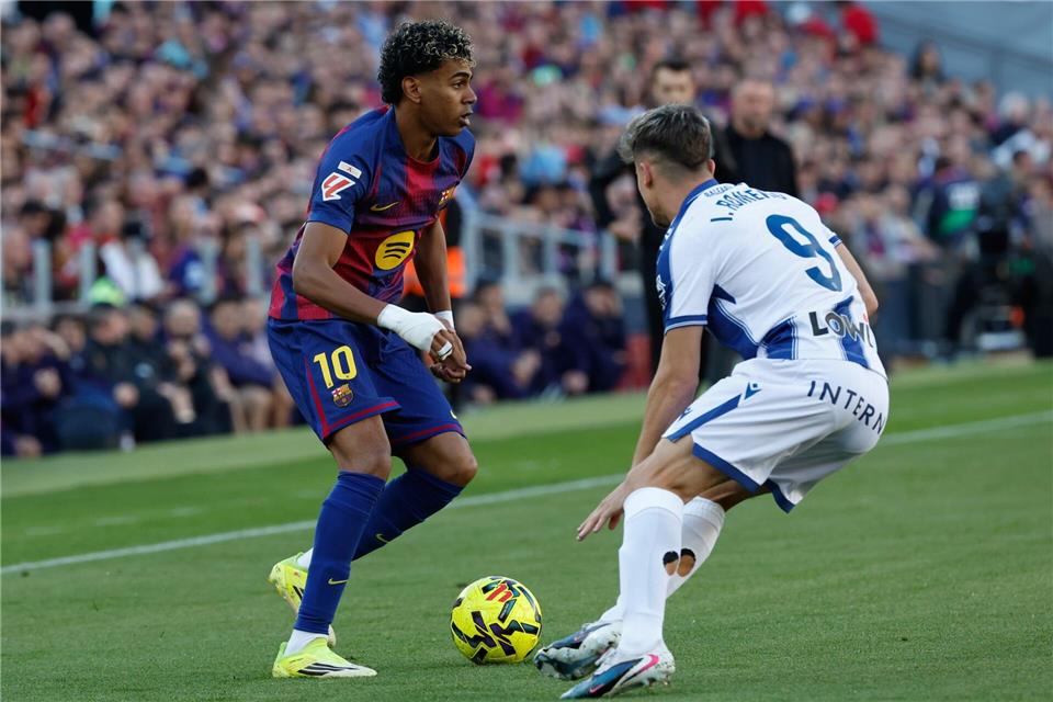 Barcelonas Lamine Yamal (l) und seine Kollegen sind wieder Tabellenführer.Joan Monfort/AP/dpa