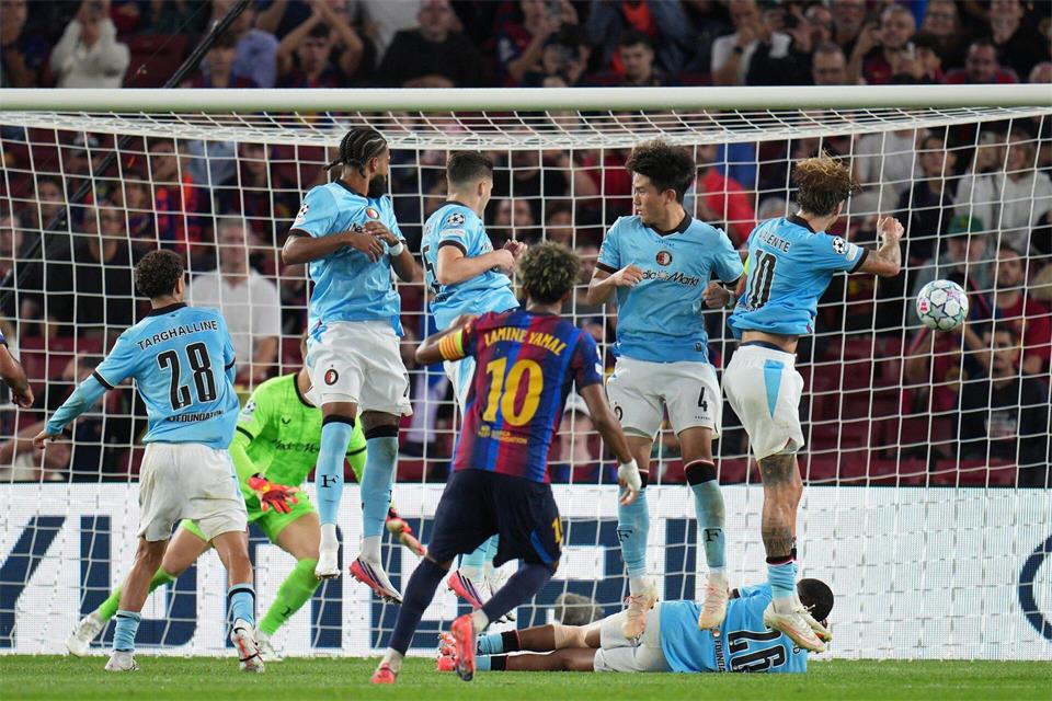 Barcelonas Lamine Yamal traf per Freistoß gegen Rotterdam.Emilio Morenatti/AP/dpa