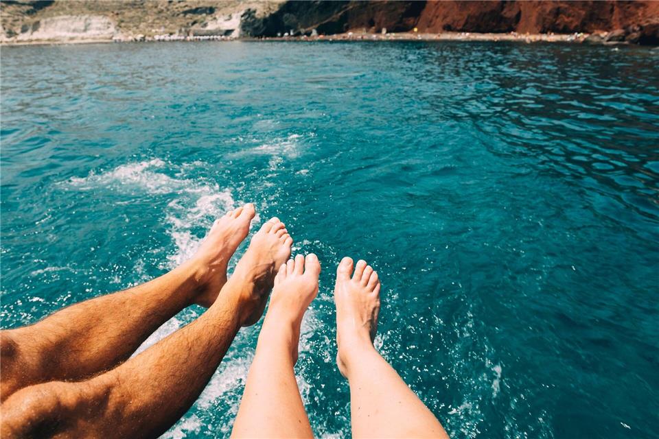 Barfuß am Meer? Klingt nach einem Plan für die Osterferien.Gemma Ferrando/Westend61/dpa-tmn