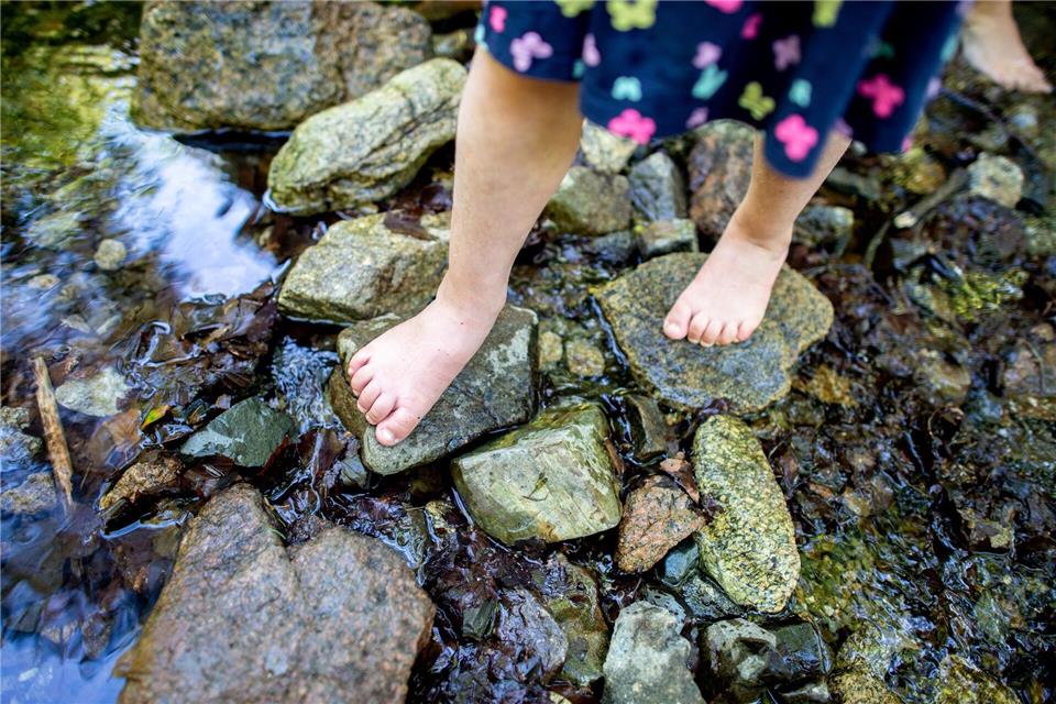 Barfußlaufen auf wechselnden Untergründen aktiviert die Muskulatur - so kann sich das Fußgewölbe von Kindern optimal ausbilden.picture alliance/dpa