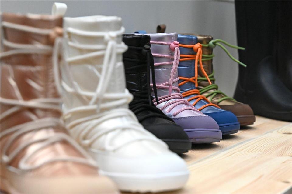 Barfußschuhe gibt es in verschiedenen Formen und Farben.Lea Winkler/dpa