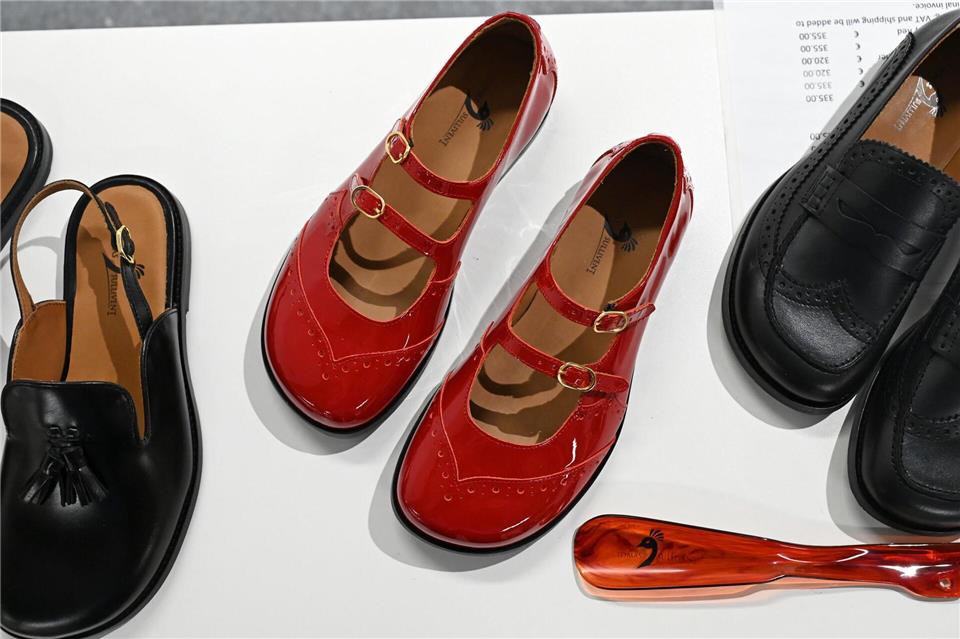Barfußschuhe sollen das natürliche Gehen und Laufen möglichst originalgetreu nachbilden.Lea Winkler/dpa