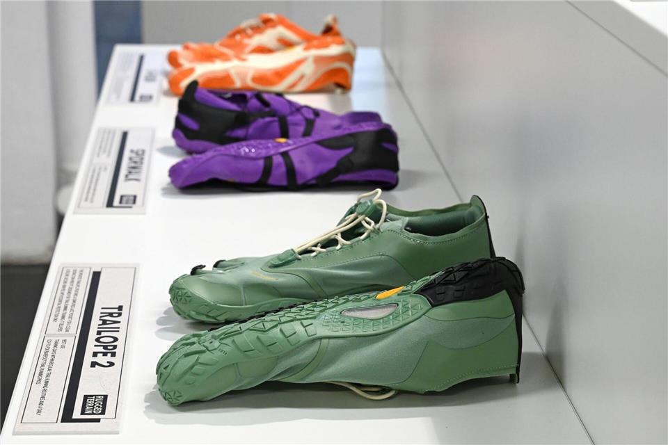 Barfußschuhe sollen das natürliche Laufgefühl möglichst originalgetreu nachahmen.Lea Winkler/dpa