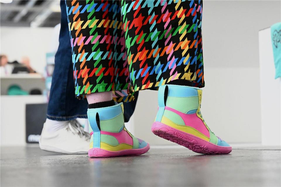 Barfußschuhmodelle für Erwachsene reichen vom Sportschuh über modische Sneaker und Sandalen bis hin zum eleganten Damenstiefel.Lea Winkler/dpa