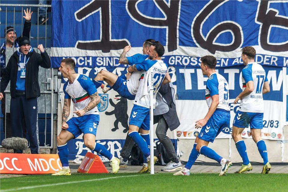 Baris Atik (2.v.l, 1. FC Magdeburg) jubelt nach seinem Treffer zum 2:1 mit Teamkollegen.Andreas Gora/dpa