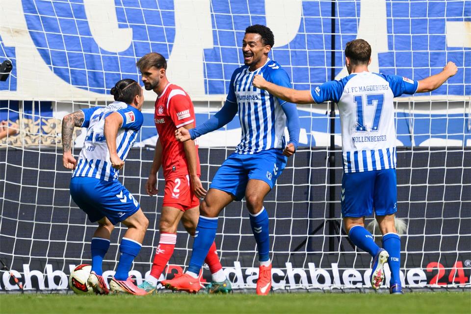 Baris Atik (l) springt nach Iyohas (2.v.r.) Tor zum 1:0 in dessen ArmeHendrik Schmidt/dpa