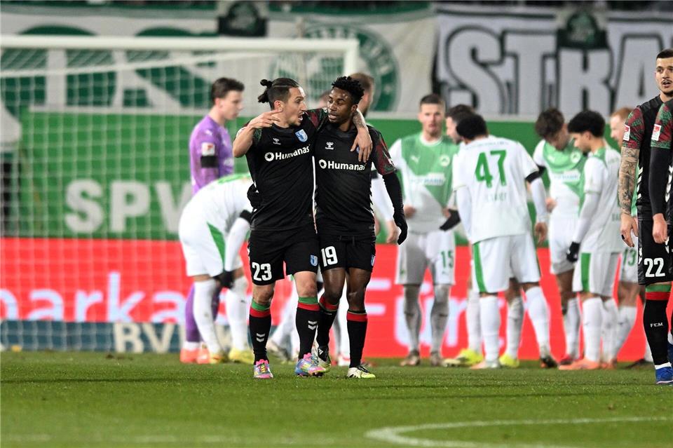 Baris Atik (l) und Lubambo Musonda nach dem dritten FCM-TorJens Niering/dpa