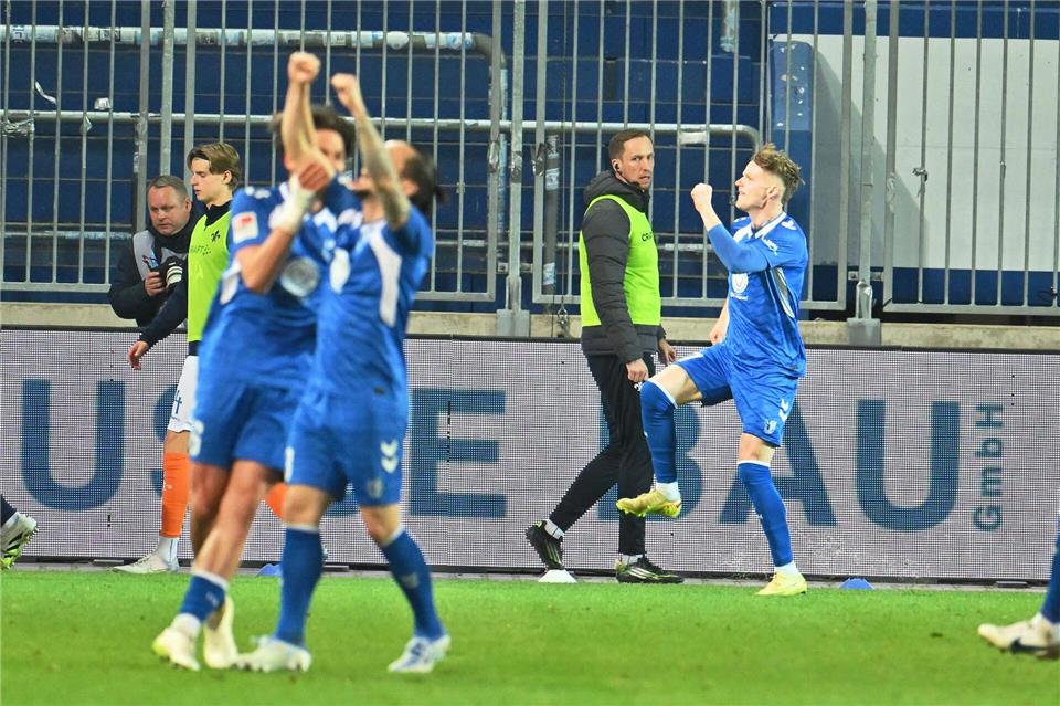 Baris Atik (vorn) bejubelt den Magdeburger FührungstrefferSwen Pförtner/dpa